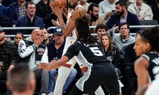 开云体育在线-马刺队主力球员接受肩部手术，将缺席季后赛的简单介绍