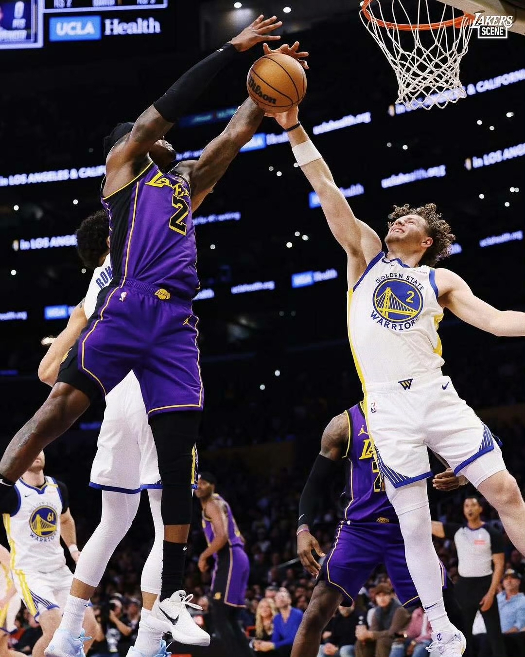 包含湖人鏖战青岛队，布克状态火热的词条