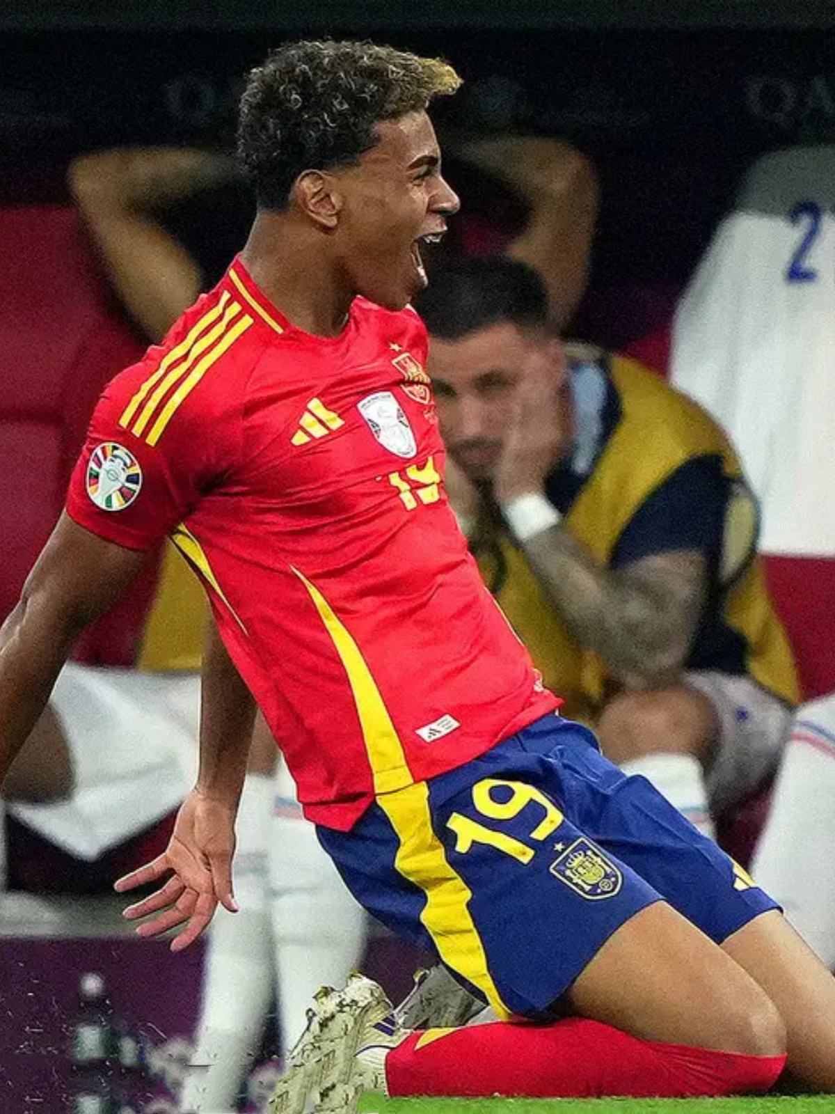 西班牙客场逆袭，挺进淘汰赛阶段