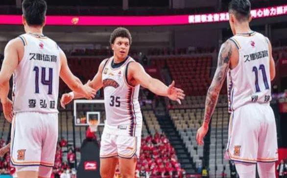 上海男篮战胜广州队，晋级成功