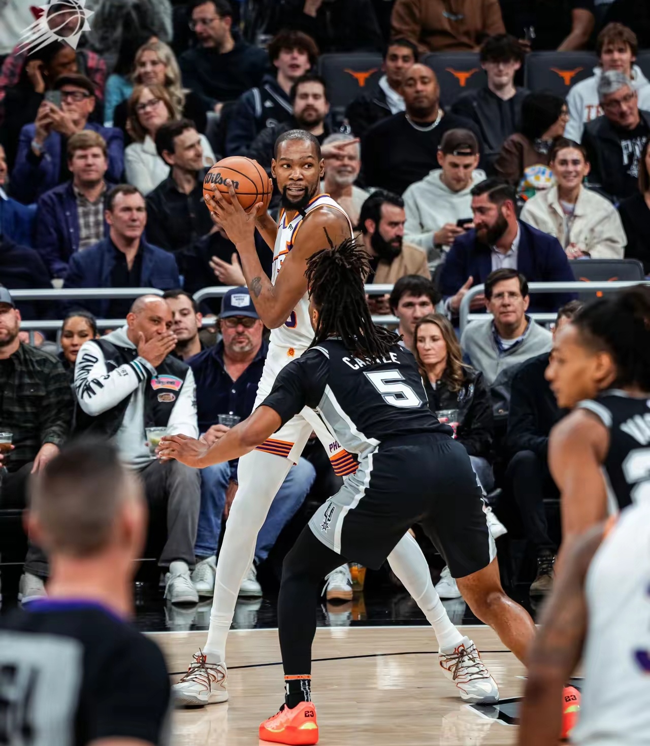 马刺队主力球员接受肩部手术，将缺席季后赛的简单介绍