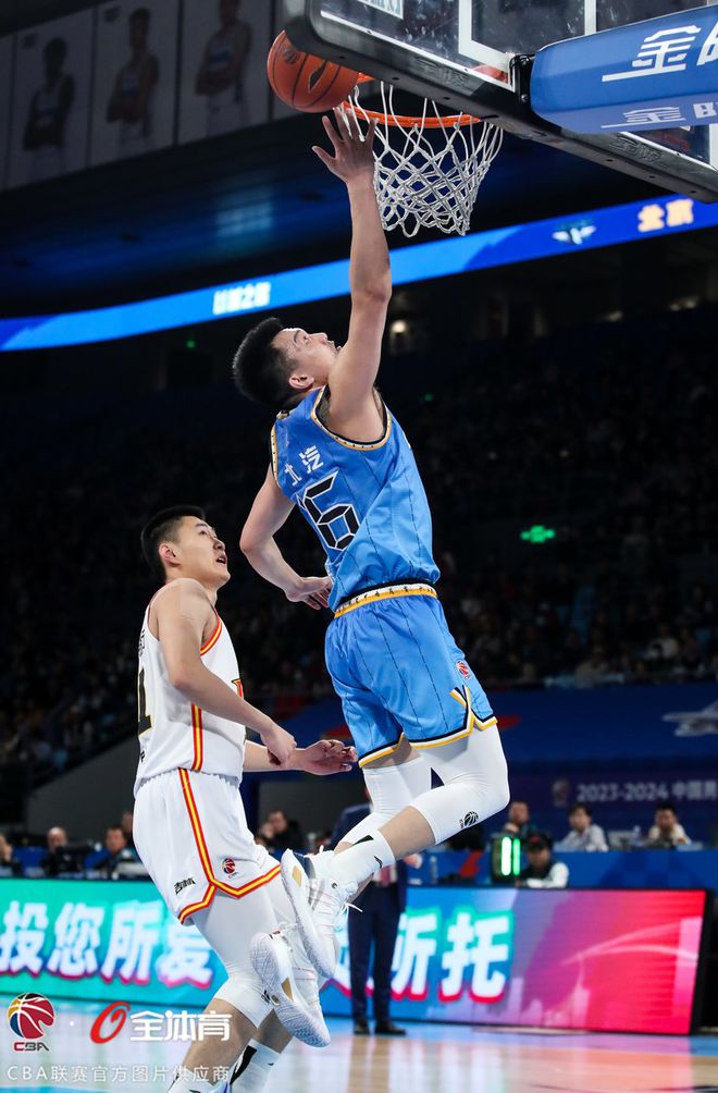 教练鼓励球队全力以赴拼尽全力