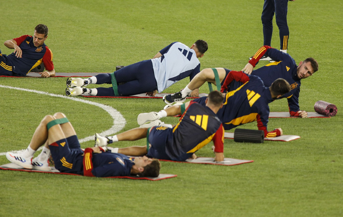 西班牙球员集中训练，备战热身赛