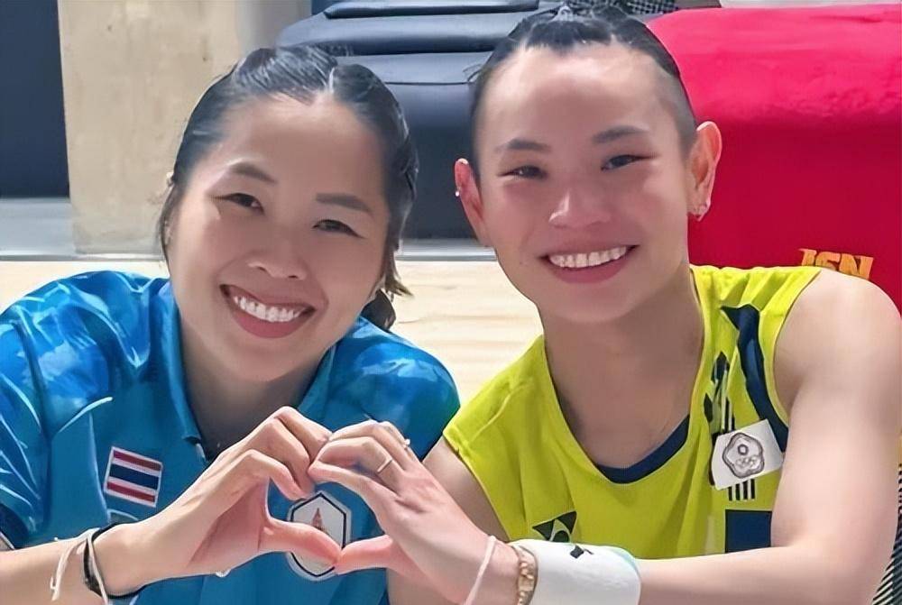 包含丹麦队轻取印尼队，戴资颖点燃赛场的词条