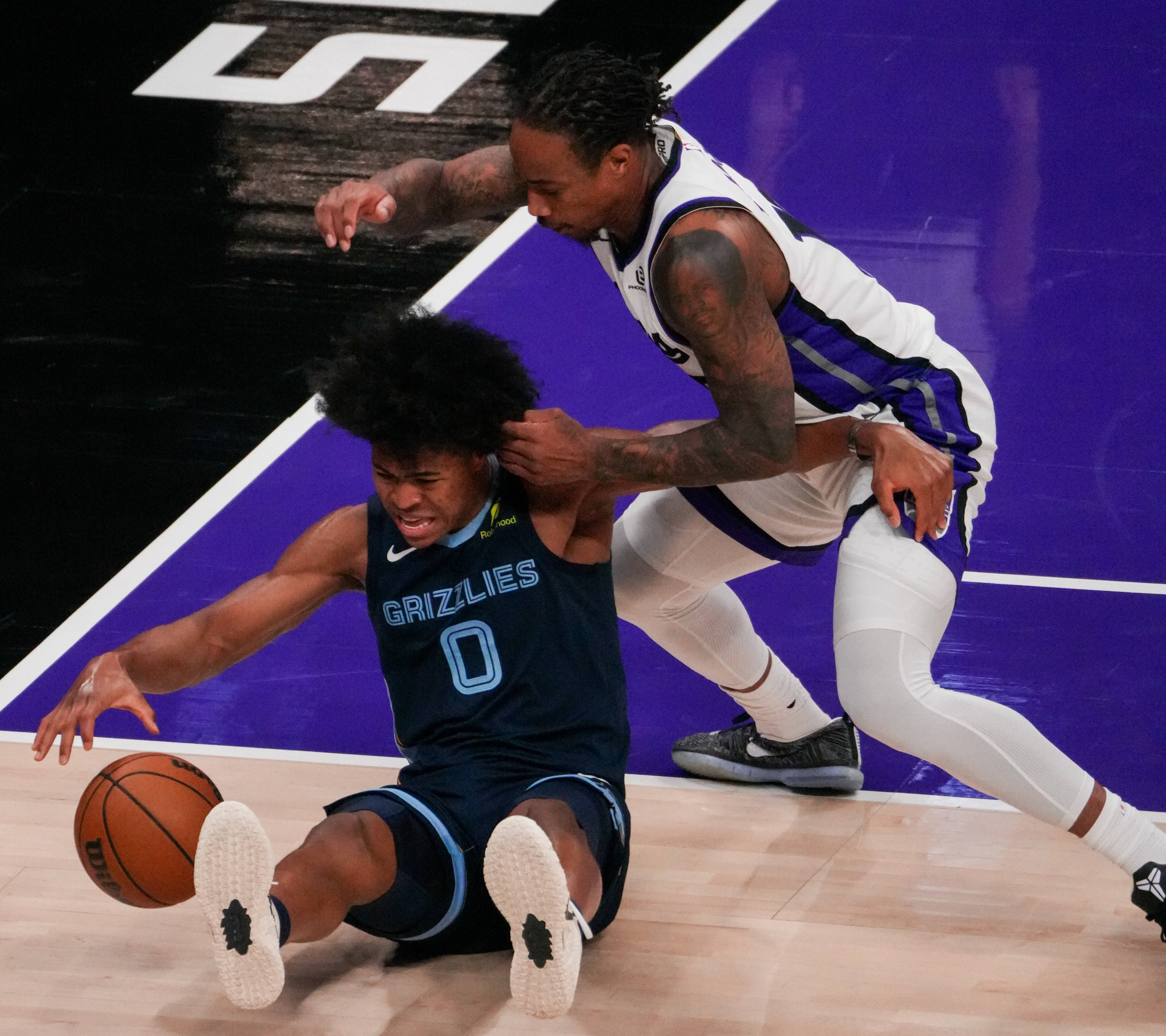 尼克斯险胜灰熊，欧文点燃赛场