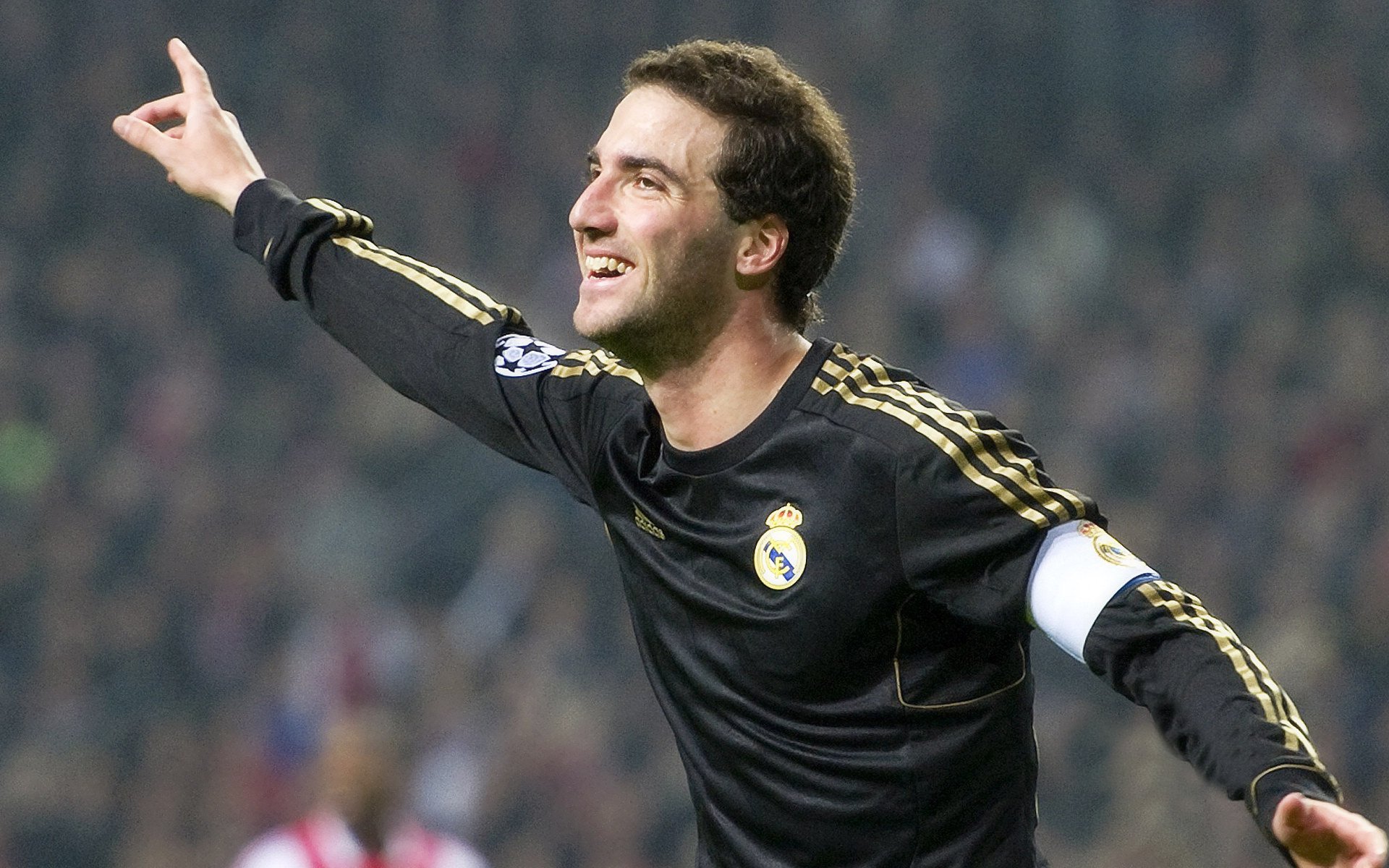 曼城强压下的中国足球反思，苏亚雷斯式关键先生的启示